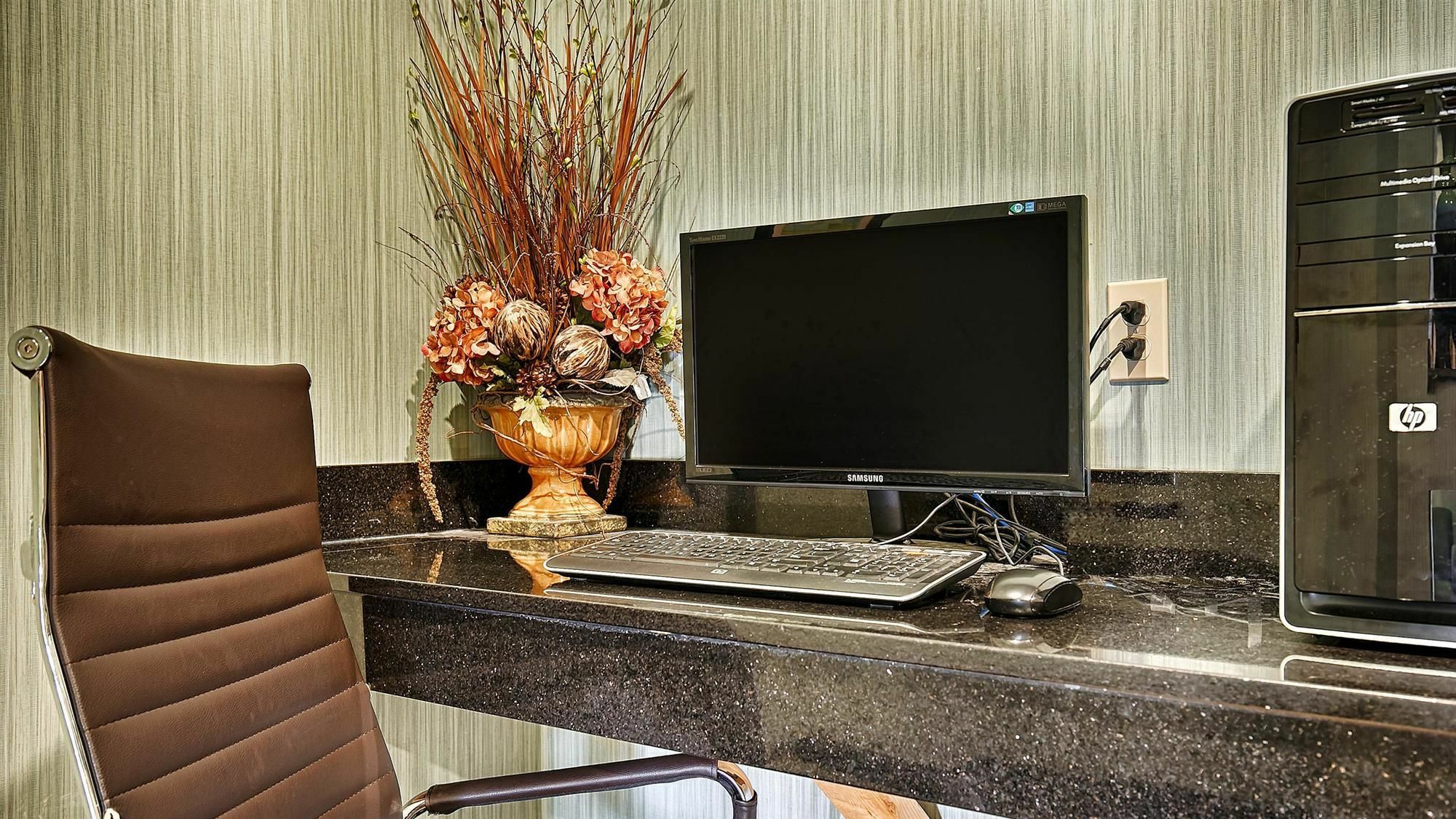 Executive Inn & Suites Марлин Экстерьер фото